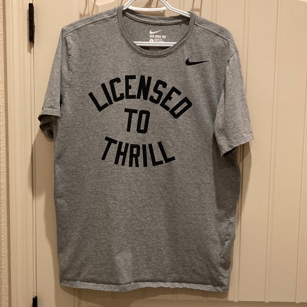 Nike “Licensed To Thrill” Men’s Size L Athletic Cut Tshirt Gray Short Sleeves